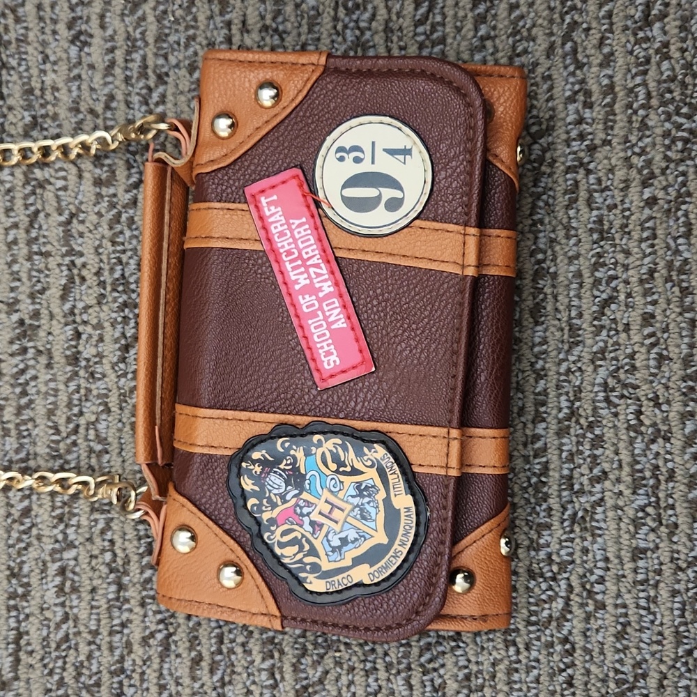 Harry Potter Hogwarts Trunk Crossbody/ Clutch - Picture 1 of 14